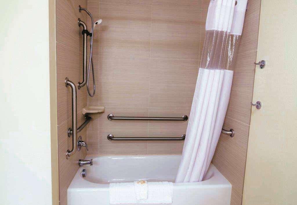 La Quinta By Wyndham Grand Forks Hotel Room photo