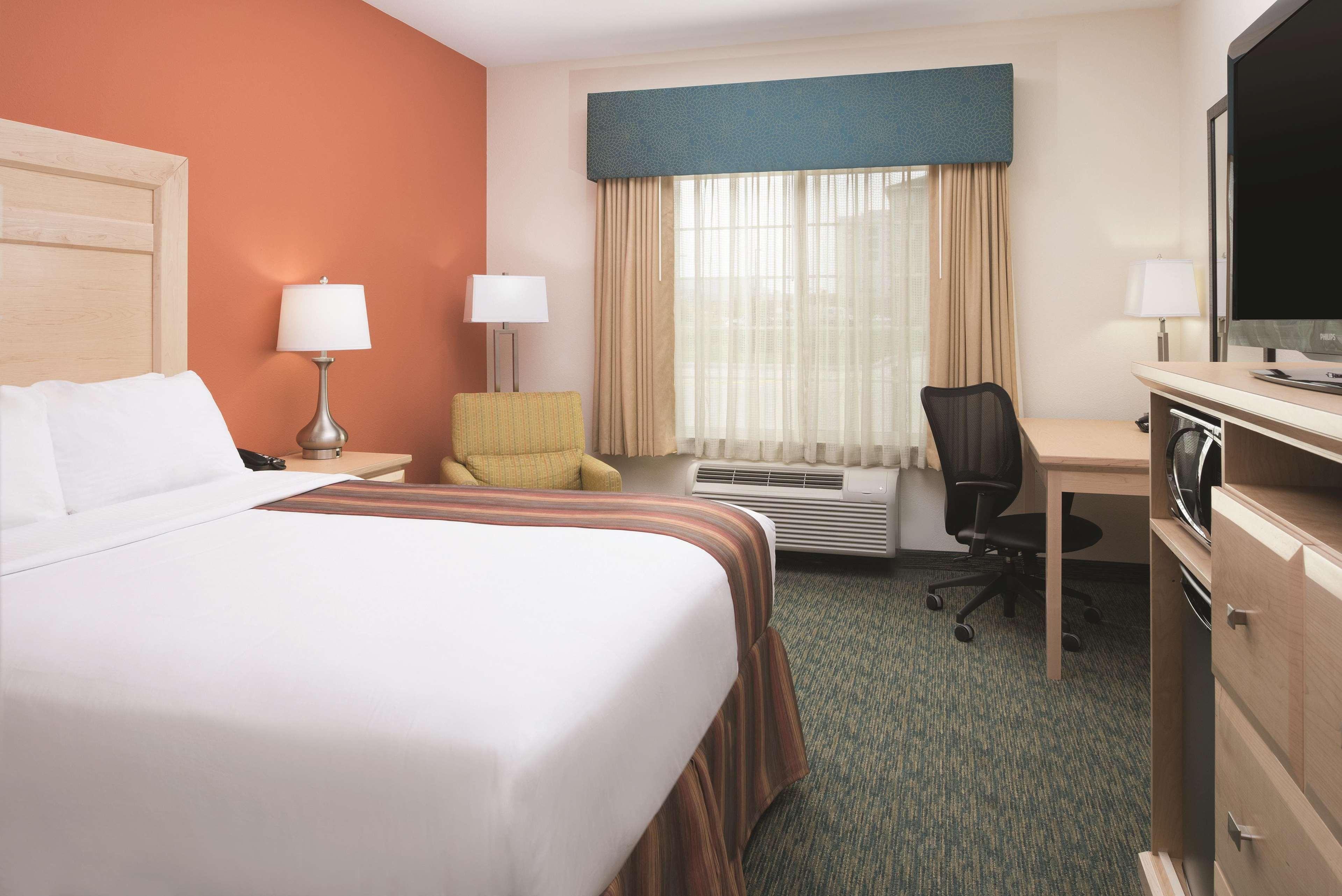 La Quinta By Wyndham Grand Forks Hotel Exterior photo